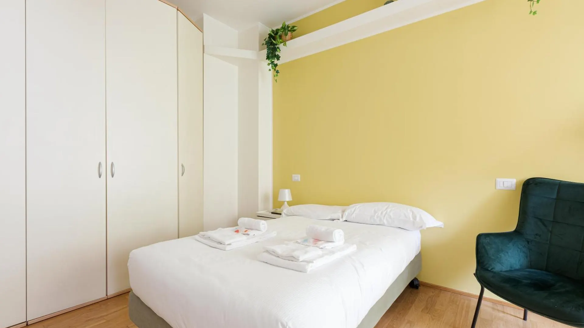 Gerusalemme M5 Yellow Studio With Closed Balcony! Milan Italy