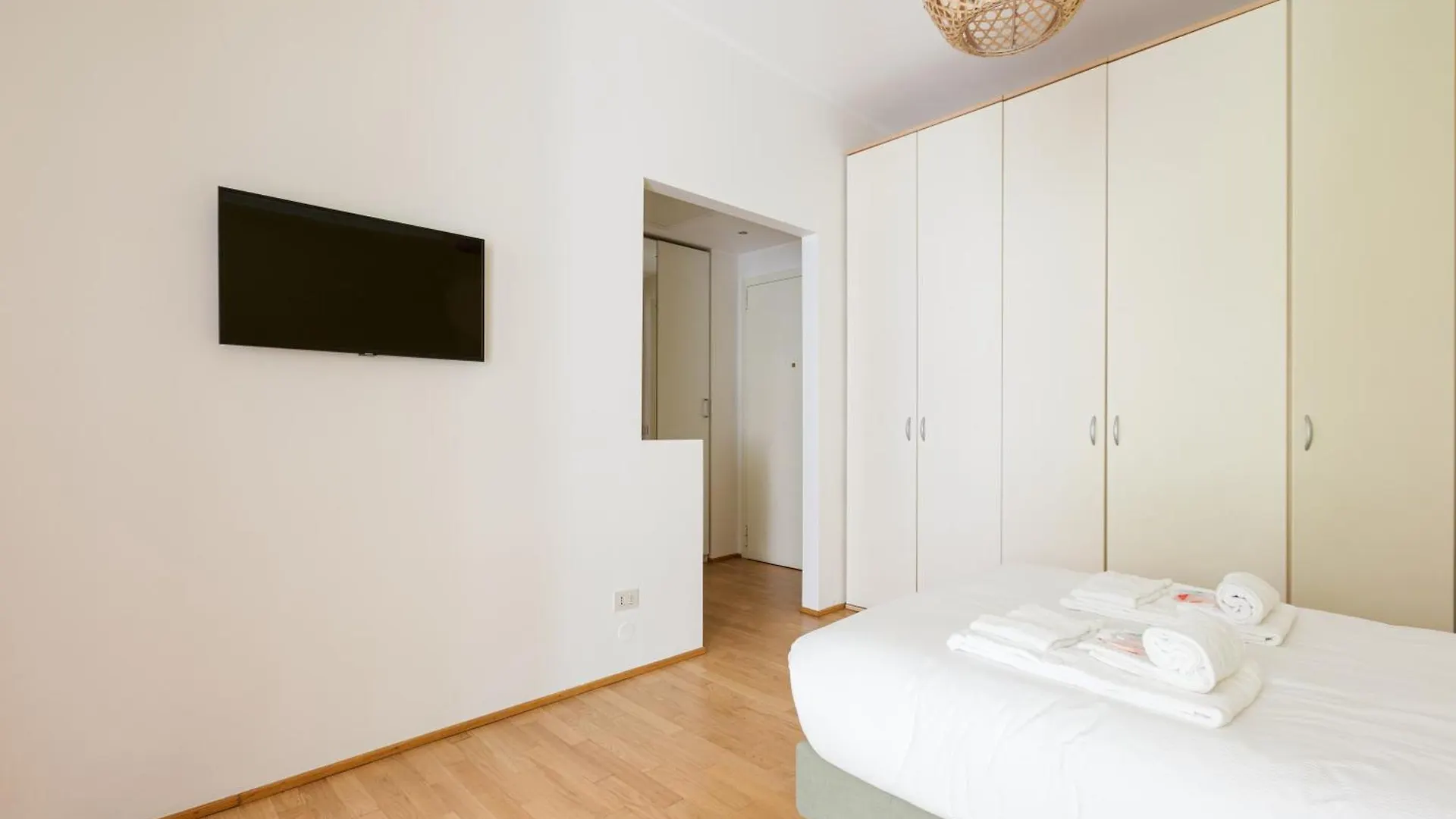 Gerusalemme M5 Yellow Studio With Closed Balcony! Milan Apartment