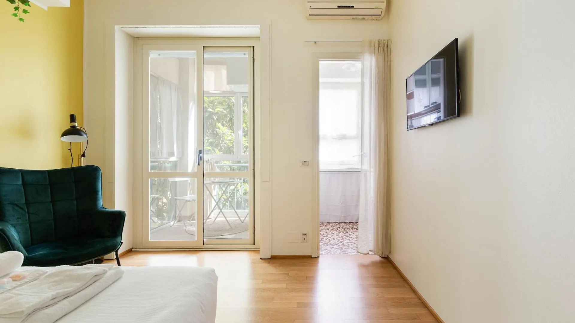 Gerusalemme M5 Yellow Studio With Closed Balcony! Milan 0*,  Italy